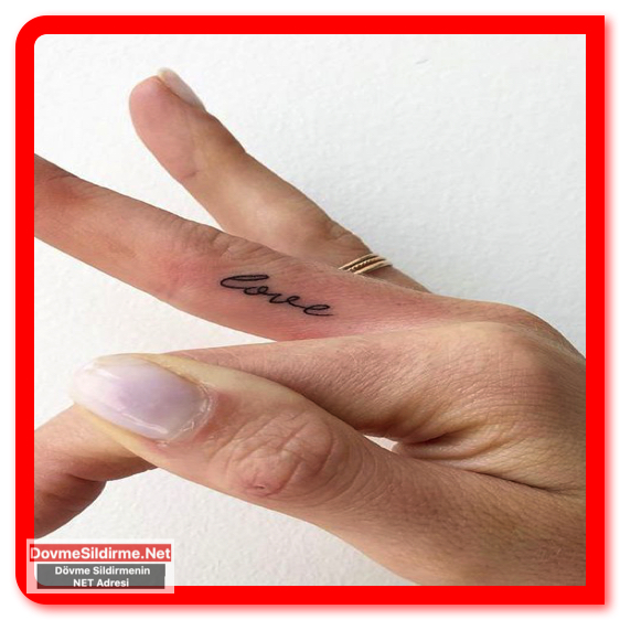 parmak arası love yazılı dövme