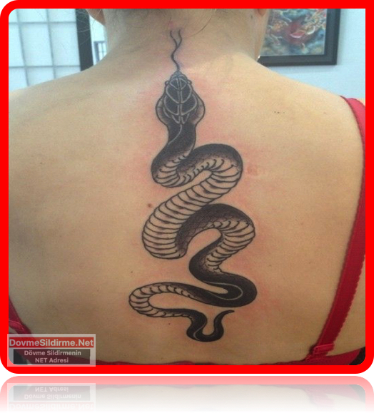 sırta yapılmış yılan dövmesi dövmeleri